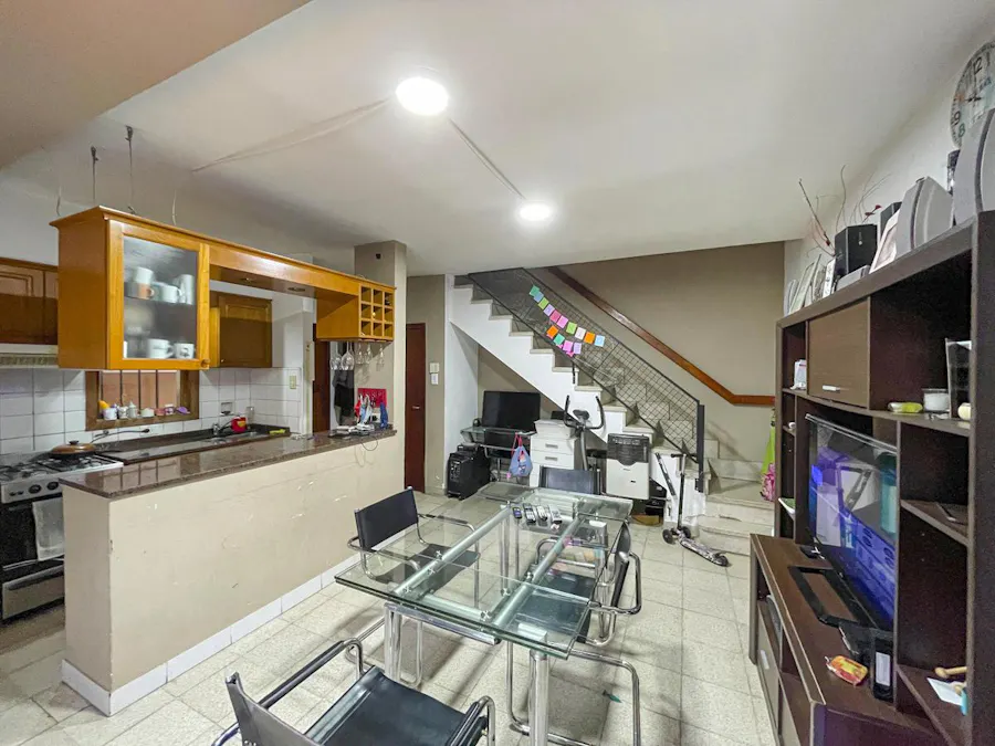 Casa de 2 dormitorios, cocheras y gran jardín - Imagen 1 de 22