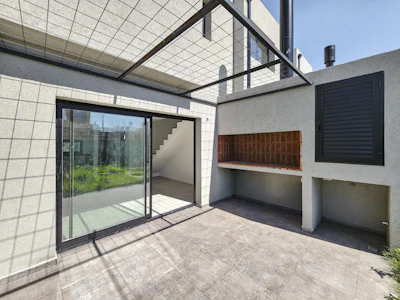 Casa tipo duplex de 2 dormitorios, cochera, jardín en Tierra Nueva Fisherton - Imagen 2