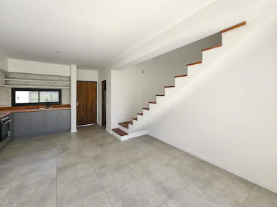 Casa tipo duplex de 2 dormitorios, cochera, jardín en Tierra Nueva Fisherton - Imagen 3