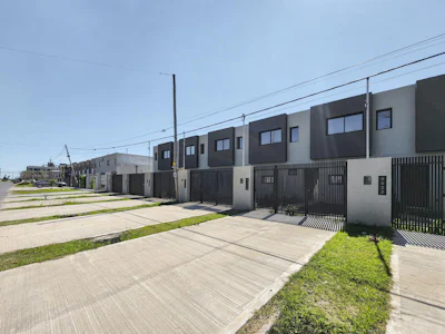 Casa tipo duplex de 2 dormitorios, cochera, jardín en Tierra Nueva Fisherton - Imagen 5