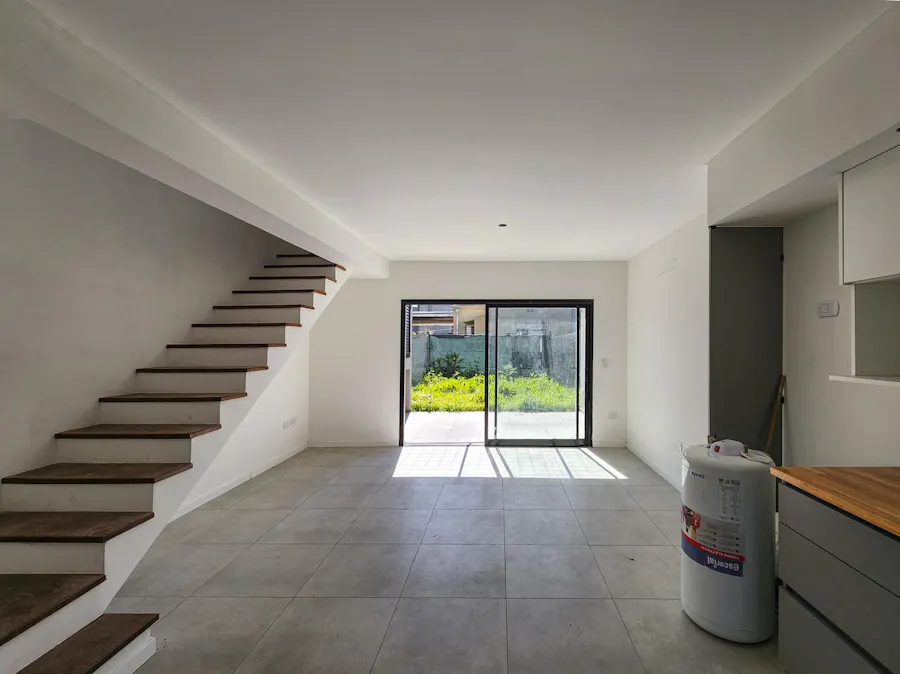 Casa tipo duplex de 2 dormitorios, cochera, jardín en Tierra Nueva Fisherton - Imagen 1 de 14