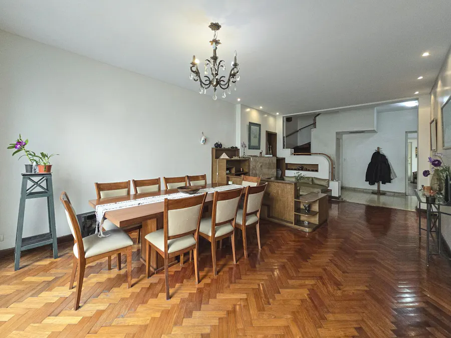 Casa de 4 dormitorios con jardín y 3 cocheras a metros de Bv. Oroño - Imagen 1 de 26