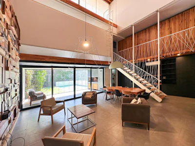 Casa de diseño con 3 dormitorios con 2 cocheras, jardín y pileta - Imagen 3