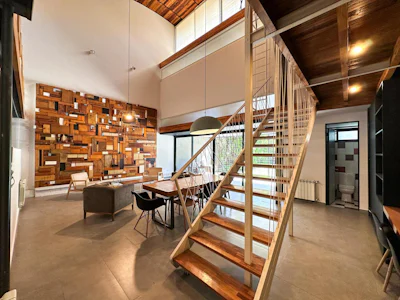 Casa de diseño con 3 dormitorios con 2 cocheras, jardín y pileta - Imagen 4