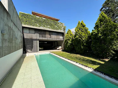Casa de diseño con 3 dormitorios con 2 cocheras, jardín y pileta - Imagen 1