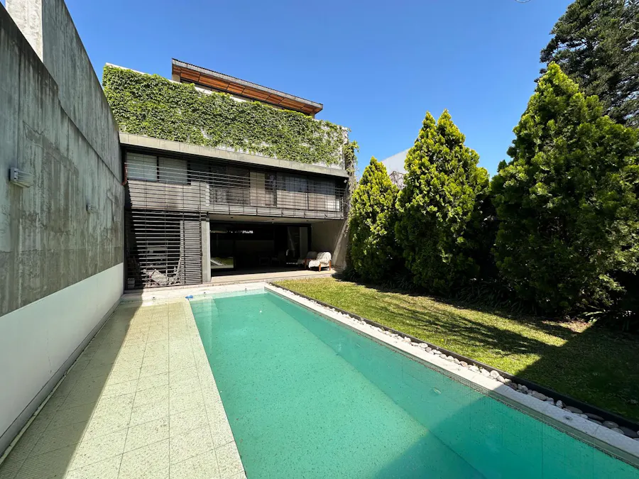 Casa de diseño con 3 dormitorios con 2 cocheras, jardín y pileta - Imagen 1 de 15
