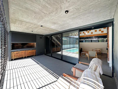 Casa de diseño con 3 dormitorios con 2 cocheras, jardín y pileta - Imagen 2