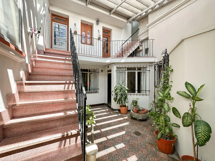 Casona de 4 dormitorios más oficina, 2 cocheras y quincho con terraza - Imagen 1 de 23