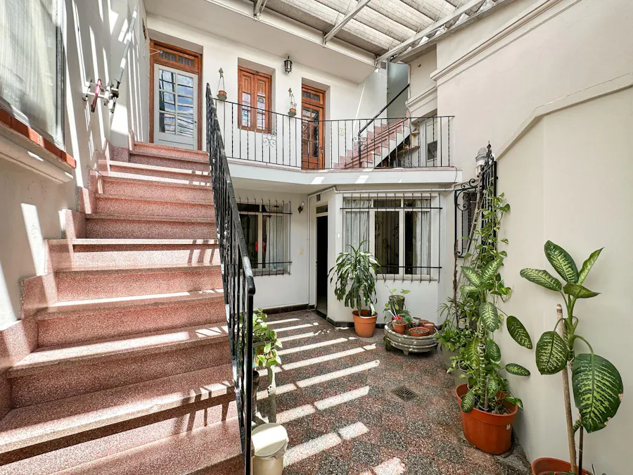 Casona de 4 dormitorios más oficina, 2 cocheras y quincho con terraza - Imagen 1 de 23