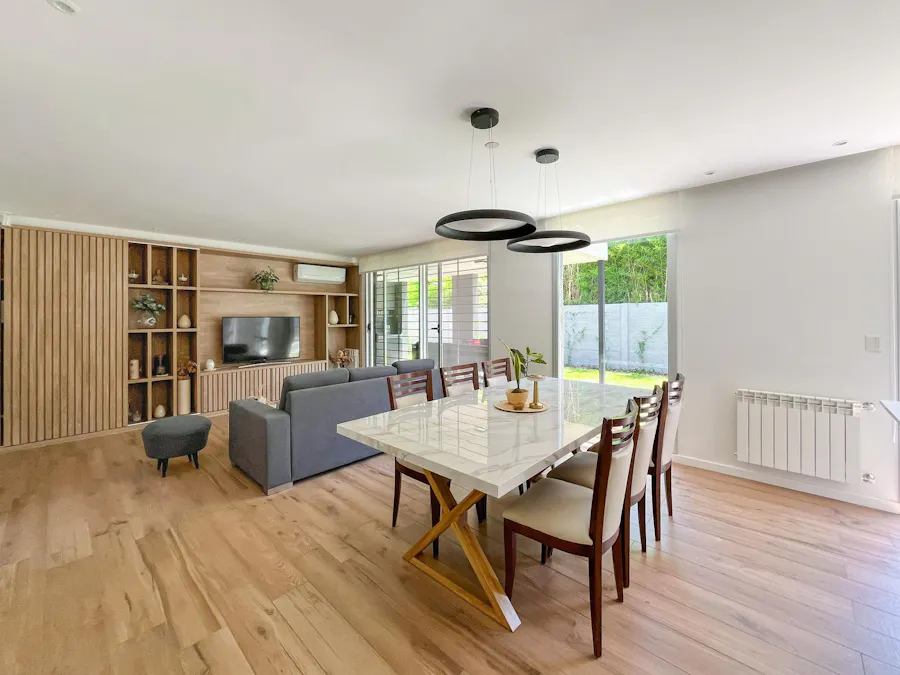 Complejo de casas de 3 dormitorios con jardín y piscina en Fisherton - Imagen 1 de 37