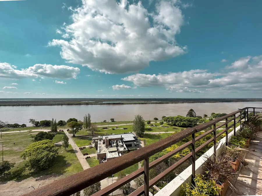 Departamento de 3 o 4 dormitorios, cochera y vista franca al río - Imagen 1 de 33