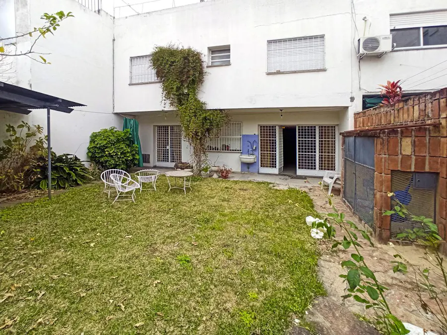 Casa de 4 dormitorios con consultorios y jardín - Imagen 1 de 28