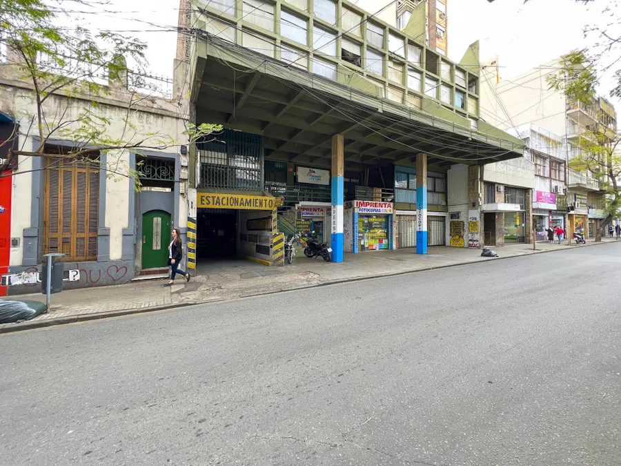 Importante local comercial sobre San Luis y 60 cocheras - Imagen 1 de 16