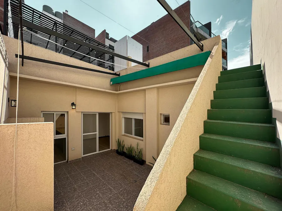 Casa de pasillo con 3 dormitorios, patio, terraza y opcional cochera - Imagen 1 de 23
