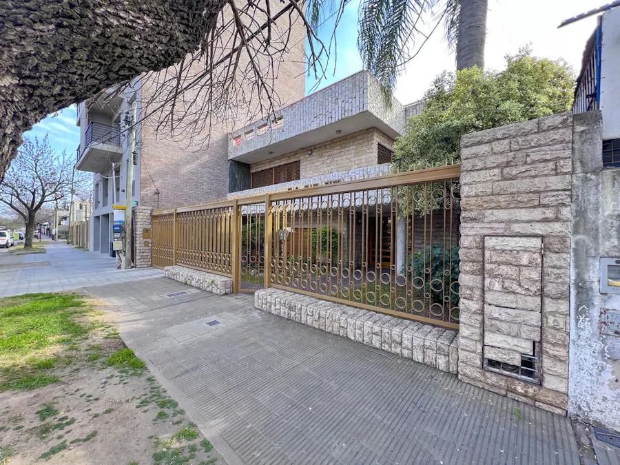 Enorme casa con pileta y quincho de 5 dormitorios más casa de huéspedes - Imagen 1 de 58