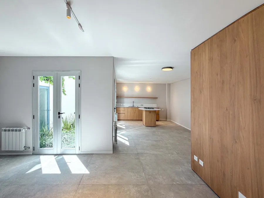 Casa de pasillo a estrenar de 3 dormitorios con jardín y terraza en zona río - Imagen 1 de 22