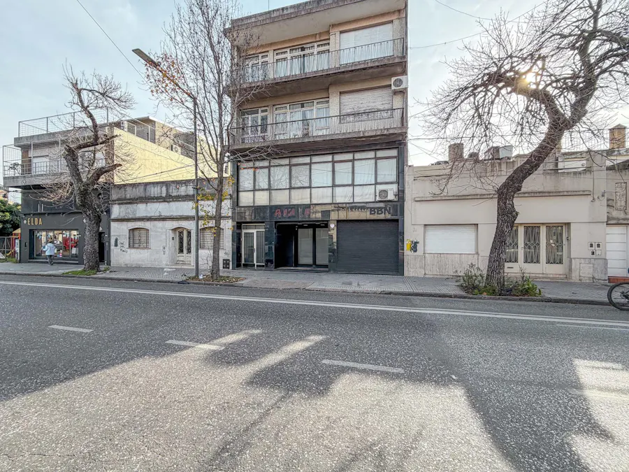 Edificio completo con local comercial y 2 unidades de departamentos - Imagen 1 de 23