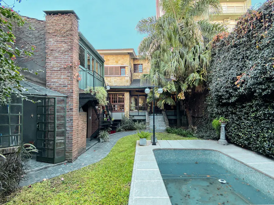 Casa de 4 dormitorios más comodín, jardín, pileta, parrilla y 3 cocheras - Imagen 1 de 50