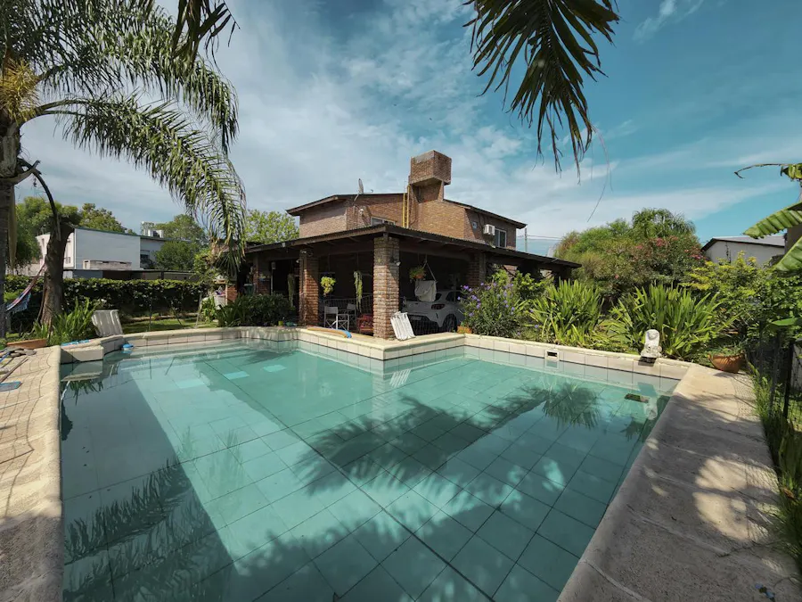 Casa de 4 dormitorios con amplio jardín y pileta en Funes, garita 6 - Imagen 1 de 32