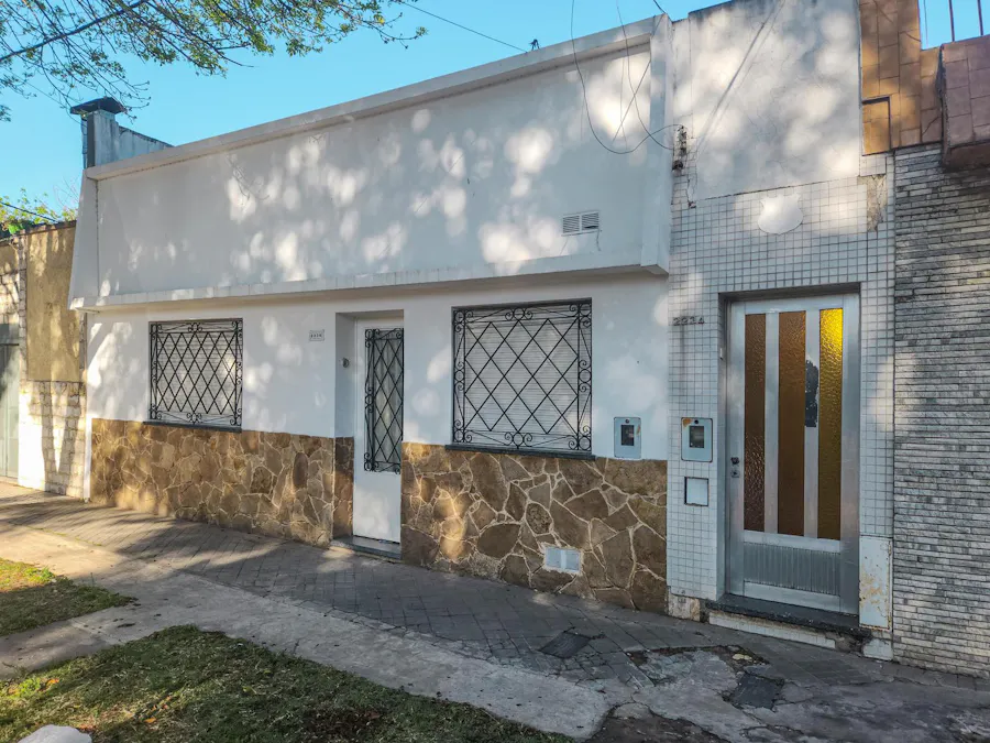 Casa al frente de 2 dormitorios con patio y terraza - Imagen 1 de 15