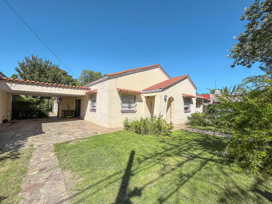 Casa de 4 dormitorios con gran terreno de 1.400m² en Fisherton - Imagen 1 de 31