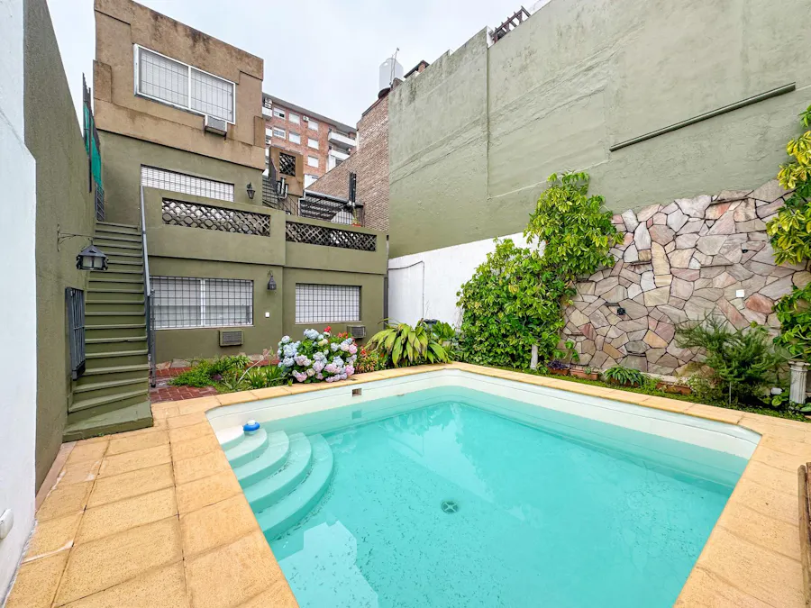 Casa de 6 dormitorios con pileta y 2 cocheras - Imagen 1 de 35