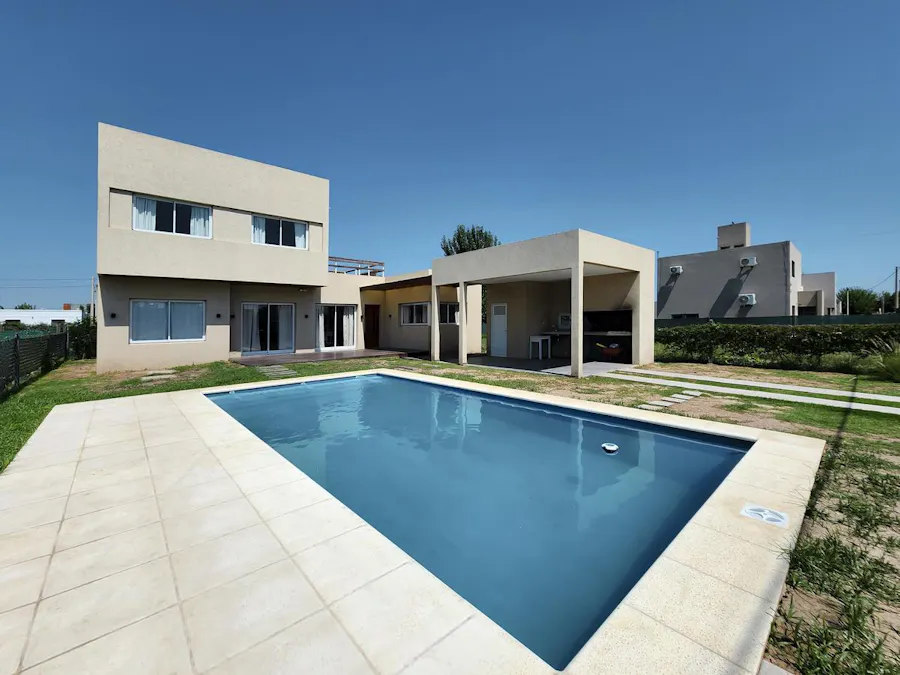 Casa 3 dormitorios con pileta en Barrio El Molino Roldan - Imagen 1 de 30