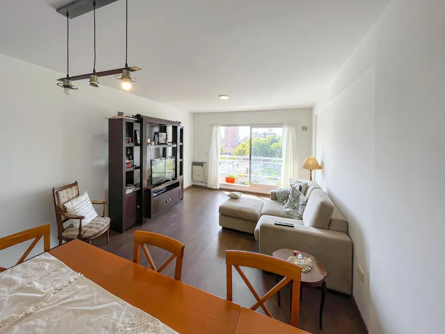 Departamento de 2 dormitorios con cochera y cocina separada - Imagen 1 de 37