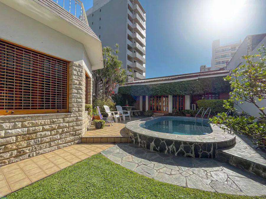 Casa 4 dormitorios con jardín, pileta y quincho - Imagen 1 de 63