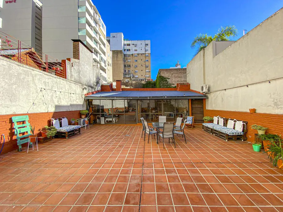 Departamento de 3 dormitorios con mega patio y quincho propio - Imagen 1 de 30