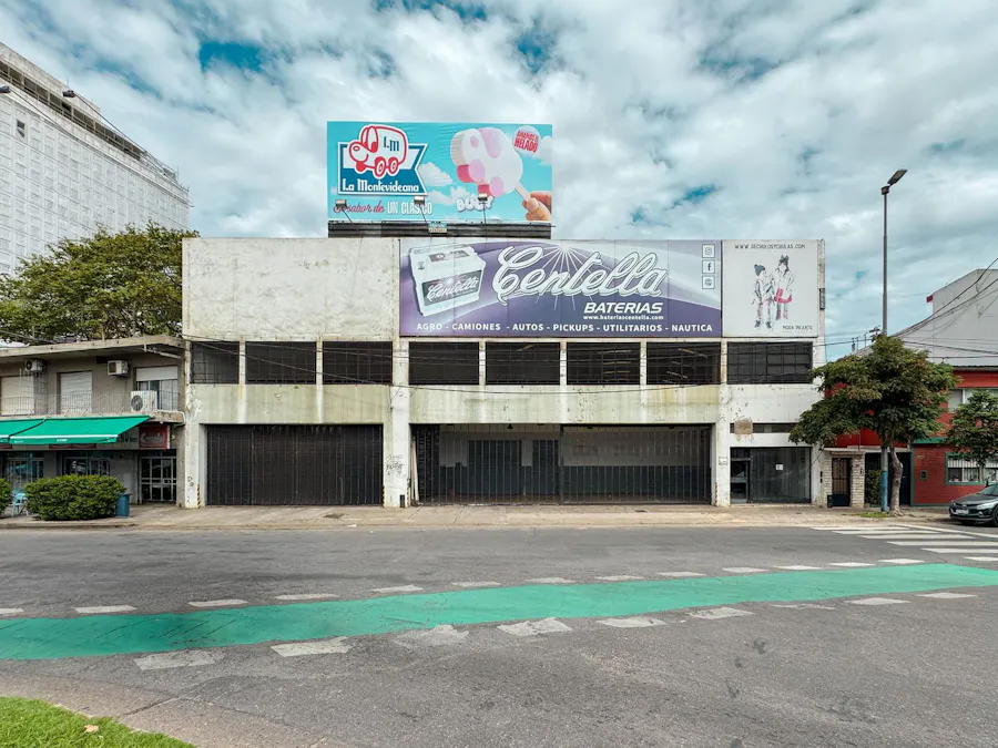 Mega local en el cruce Alberdi con 1340m² en alquiler - Imagen 1 de 20