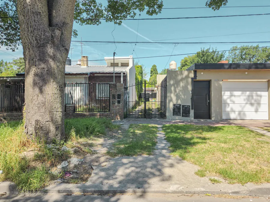 Casa de pasillo de 3 dormitorios con cochera y jardín, Fisherton - Imagen 1 de 31