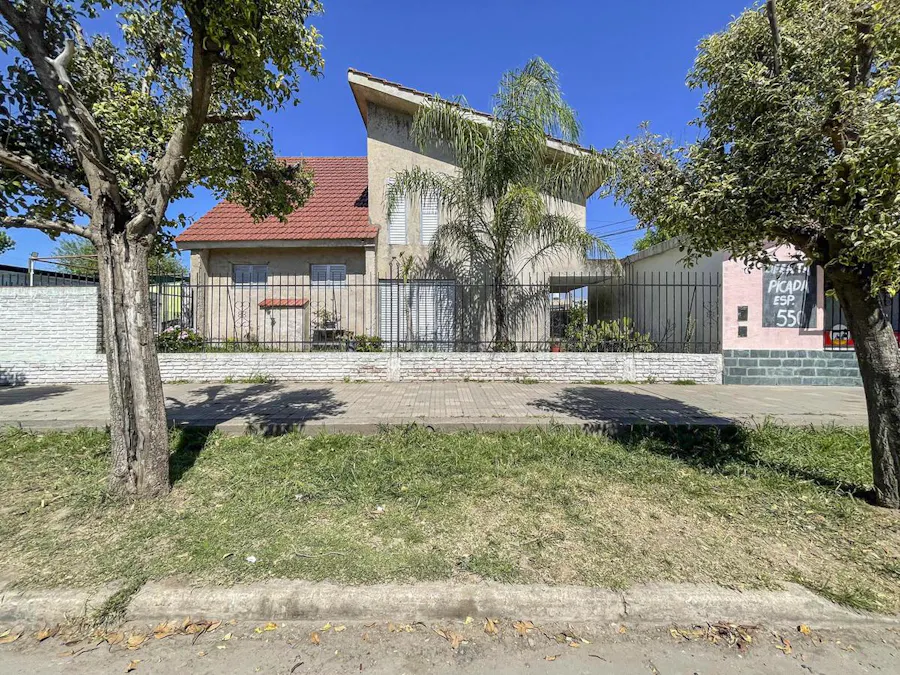 Casa de 3 dormitorios, departamento y local independiente - Imagen 1 de 31