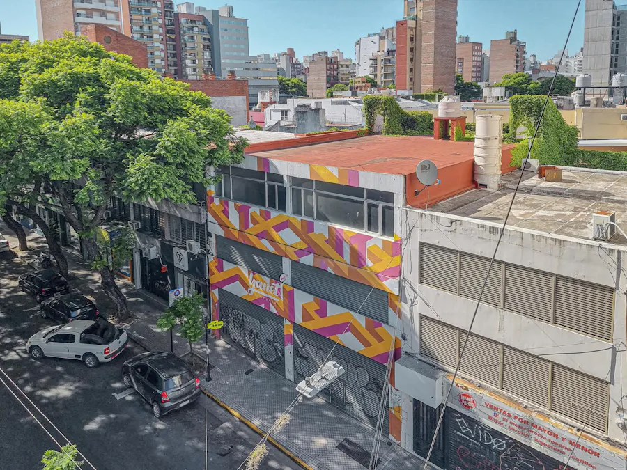 Gran local comercial en 2 plantas con 10 metros de vidriera y depósito en el centro - Imagen 1 de 20