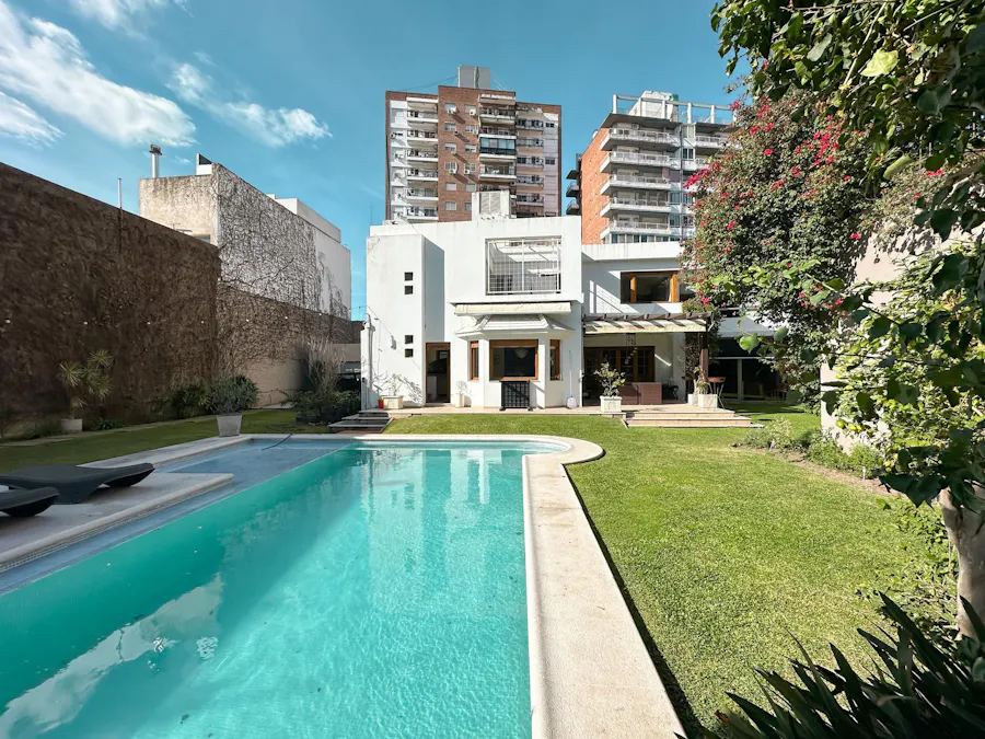 Casa de 4 dormitorios con 5 cocheras, 2 quinchos, pileta y más de 1.000m² en Lourdes - Imagen 1 de 42