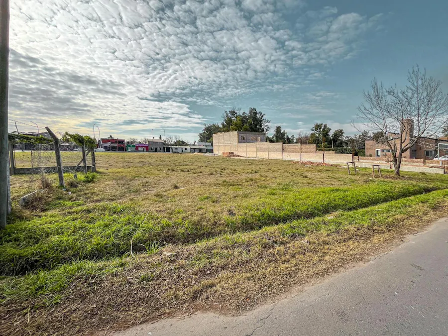 Terreno con frente al sur de 343m² en Tango - Imagen 1 de 17