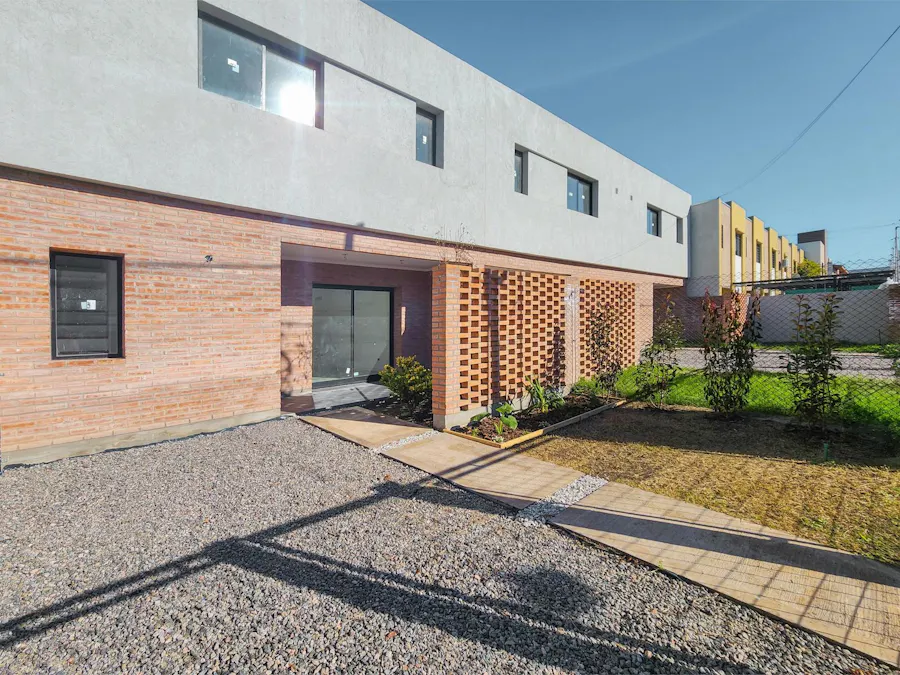 Casa en PH de 3 dormitorios con parrilla, jardín y cocheras en Tierra Nueva, Fisherton - Imagen 1 de 27