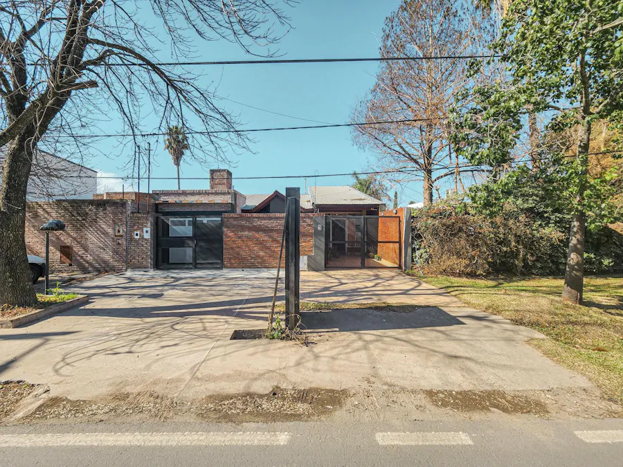 Casa de 164m² con local comercial en la mejor zona de Funes - Imagen 1 de 28