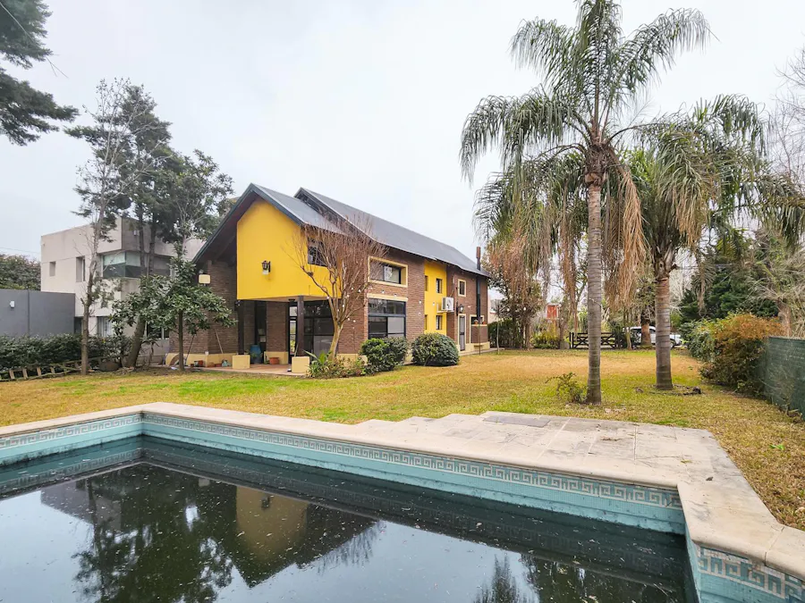 Casa de 2 dormitorios con pileta y gran jardín en  Country Club Logaritmo - Imagen 1 de 33