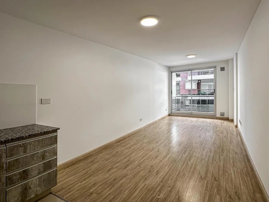 Departamento Monoambiente al frente con balcón en zona río - Imagen 1 de 13