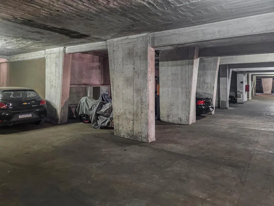 Cochera doble de 23.5m² con rampa fija y portón automático - Imagen 1 de 5