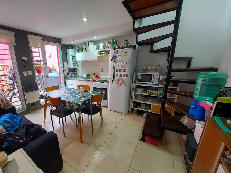 Departamento de pasillo Duplex de 1 dormitorio con patio y parrilla - Imagen 1 de 11