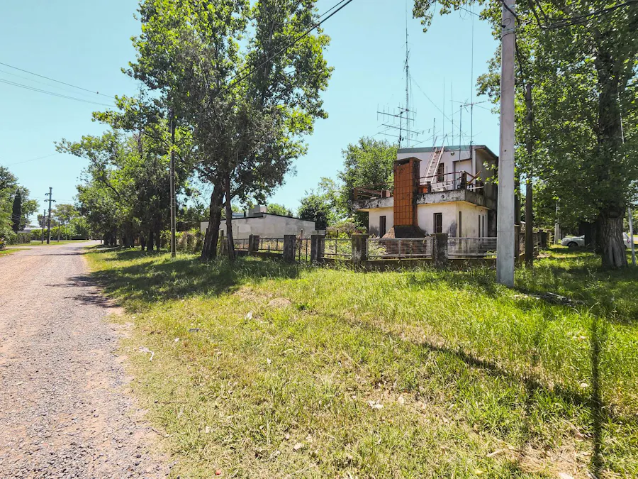 Terreno en esquina en perfecta ubicación y con casa a refaccionar en Funes - Imagen 1 de 11