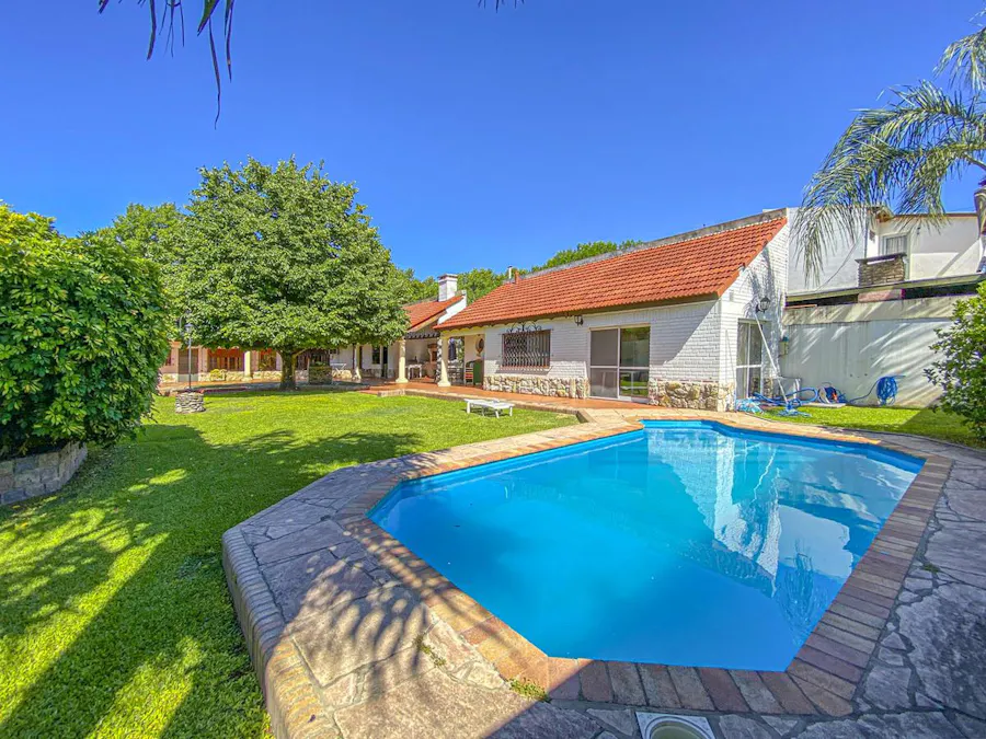 Casa de 2 dormitorios con pileta y quincho - Imagen 1 de 41