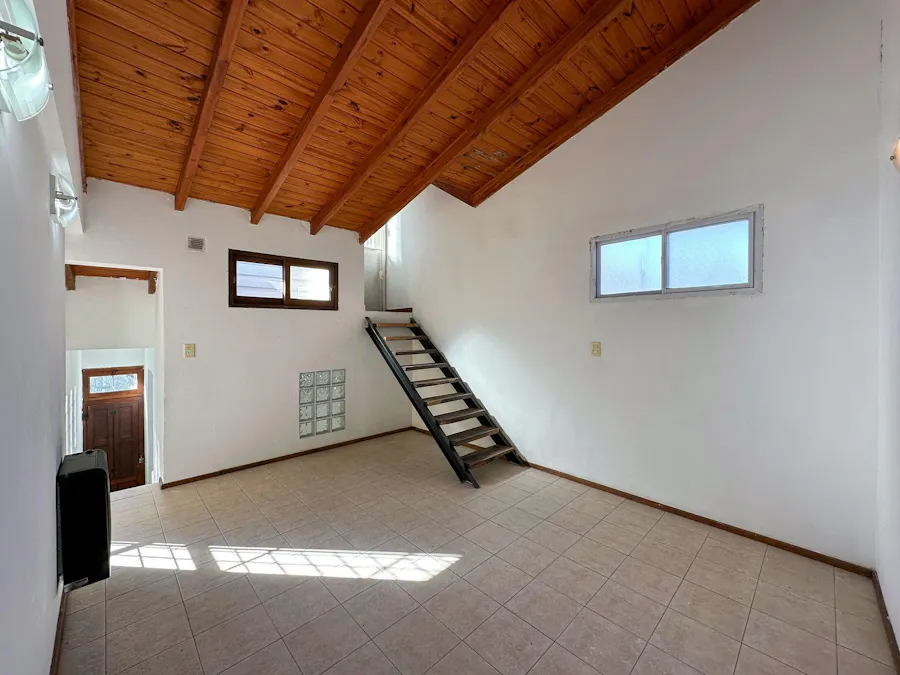 Casa de pasillo en PH con 2 dormitorios y terraza exclusiva - Imagen 1 de 17