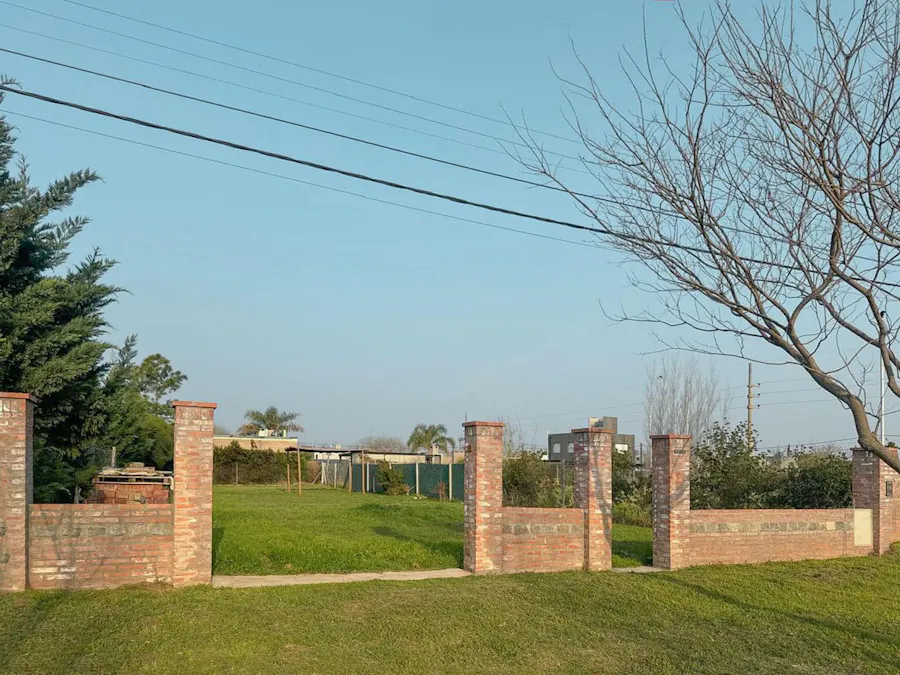 Terreno con mejoras y entorno consolidado en Las Tardes - Imagen 1 de 7