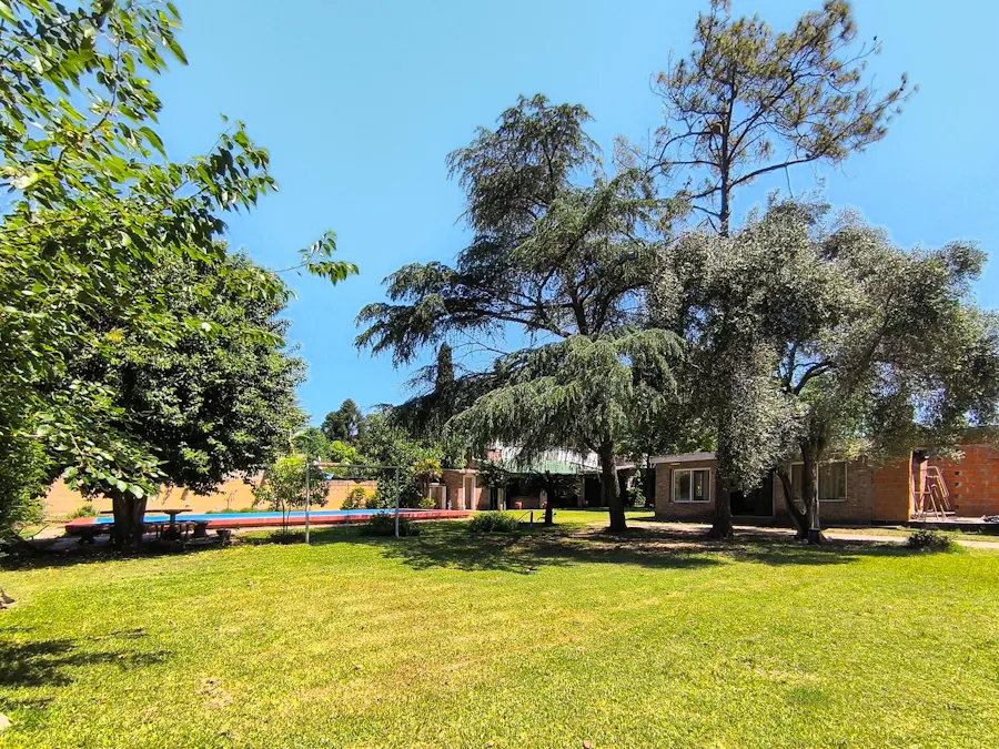 Terreno de 1.600 con quincho y casa en construcción, oportunidad - Imagen 1 de 12
