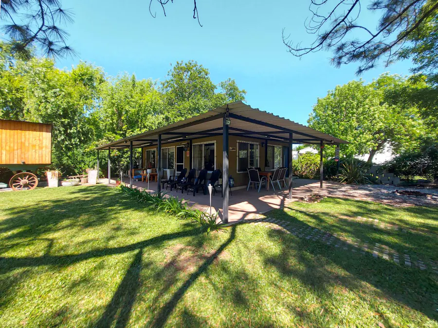 Gran terreno de 1.200m² con casa, quincho y pileta - Imagen 1 de 32