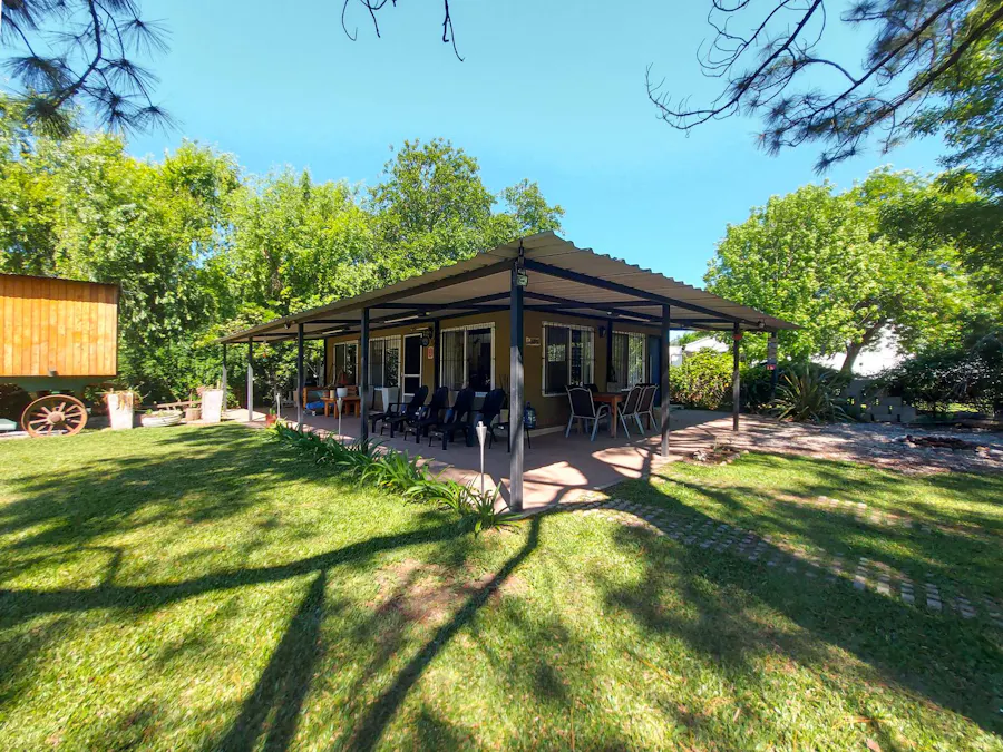 Gran terreno de 1.200m² con casa, quincho y pileta - Imagen 1 de 32