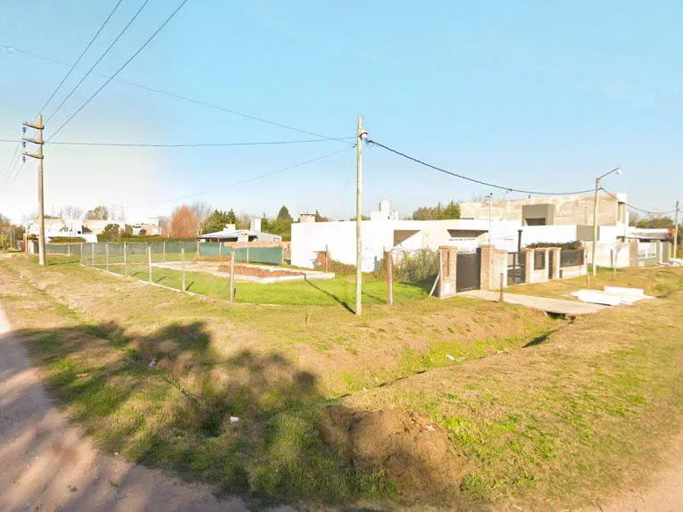 Terreno con mejoras y cercado en una zona increíble de Roldan - Imagen 1 de 4